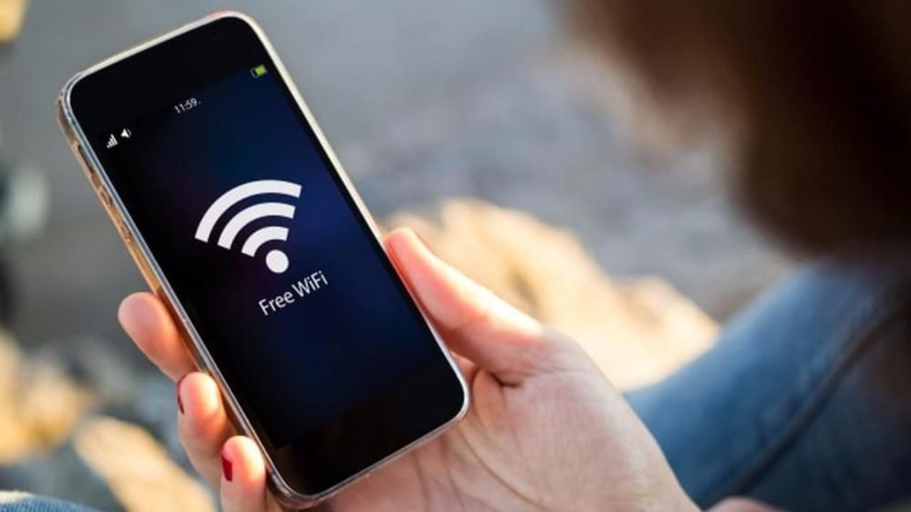 Tech Tips: स्मार्टफोनचा Wi-Fi सतत चालू ठेवताय? वेळीच सावध व्हा, तुमची ही सवय ठरू शकते धोकादायक