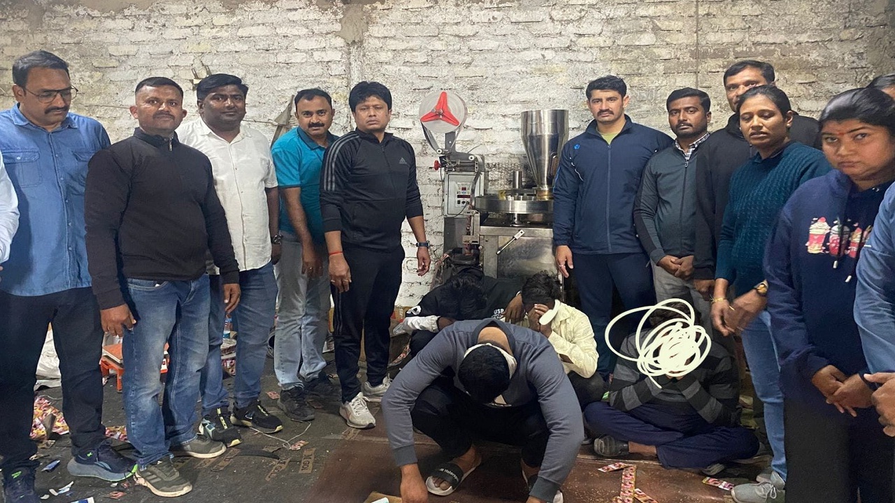 पुण्यात बनावट गुटख्याच्या कारखान्यावर पोलिसांचा छापा; एक कोटींचा मुद्देमाल जप्त