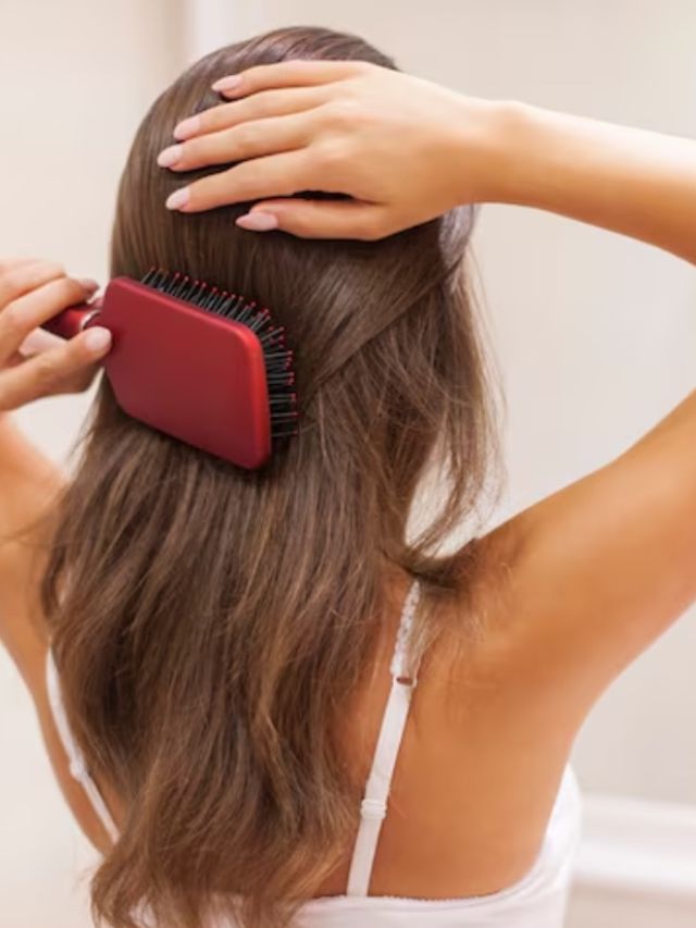 नैसर्गिकरित्या केसांचं करा स्मूथनिंग, वापरा 'ही' सोपी ट्रीक्स