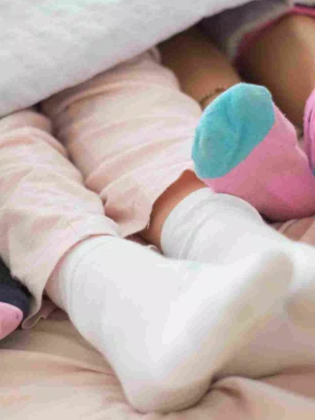 हिवाळ्यात झोपताना पायात मोजे घालावेत का ?