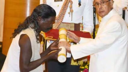 तीन जोड कपडे, अकाउंटमध्ये 720 रुपये, सामान्य नागरिक ते पद्मश्री पुरस्कार सन्मानित लोककवी; ओडिशाच्या कलाकाराची संघर्षगाथा