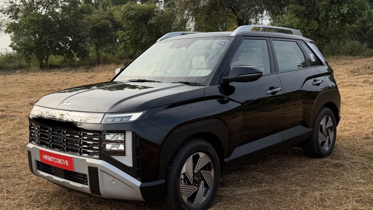 Hyundai Venue ने इतरांंचा बाजार बसवला! लाँचनंतर फक्त एका महिन्यात मिळाली विक्रमी बुकिंग