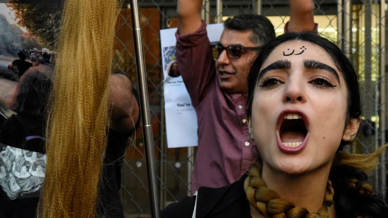 इराणमध्ये खामेनी सरकारविरोधात उसळले आंदोलन; हजारो Gen Z रस्त्यावर, कारण काय?