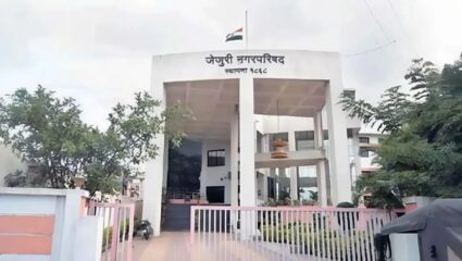 निवडणुकीसाठी प्रशासकीय यंत्रणा सज्ज; जेजुरी नगरपरिषदेसाठी आज होणार मतदान