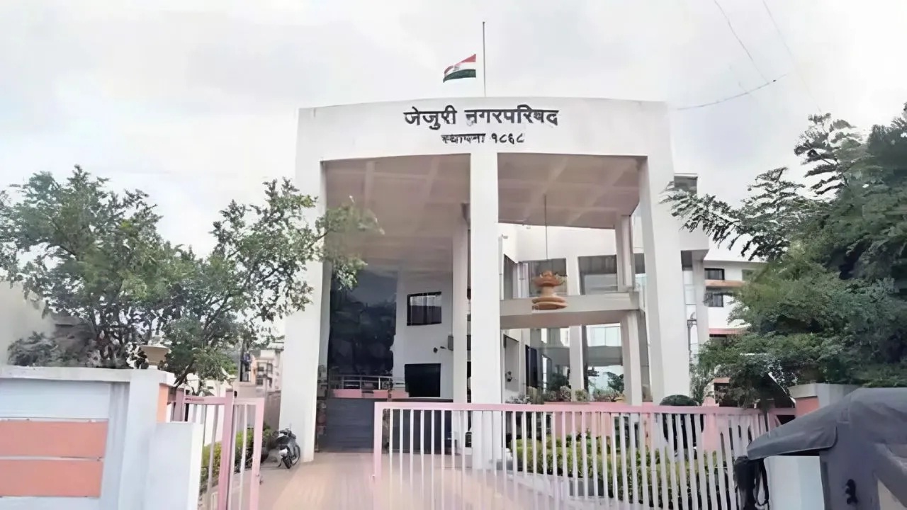 निवडणुकीसाठी प्रशासकीय यंत्रणा सज्ज; जेजुरी नगरपरिषदेसाठी आज होणार मतदान