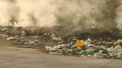 Chakan News : फेज 2 मधील एमआयडीसी अंतर्गत मार्गावर कचऱ्याचा भडका; प्रशासनाच्या दुर्लक्षेमुळे नागरिक त्रस्त