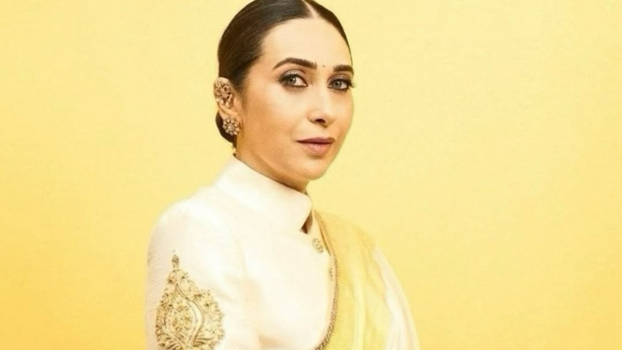 करिष्माने या साडीसह कुंदनचे कानातले घातले असून वेगळ्या डिझाईनच्या बुगडी घातल्या आहेत. या साडीसह तिचे हे दागिने अप्रतिम दिसत आहेत