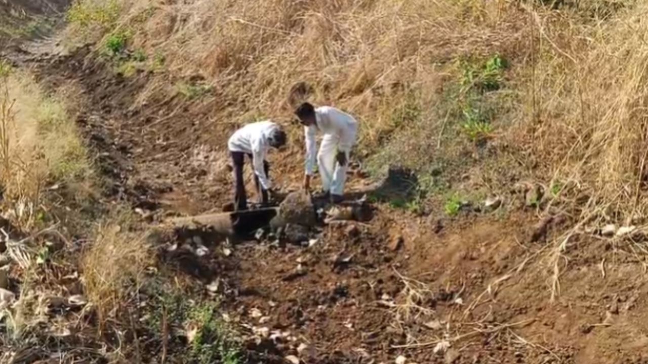 Karjat News : शेतीला पुरवठा करणाऱ्या कालव्याची दुरावस्था, शेतकऱ्यांच्या मागणीकडे प्रशासनाचं दुर्लक्ष
