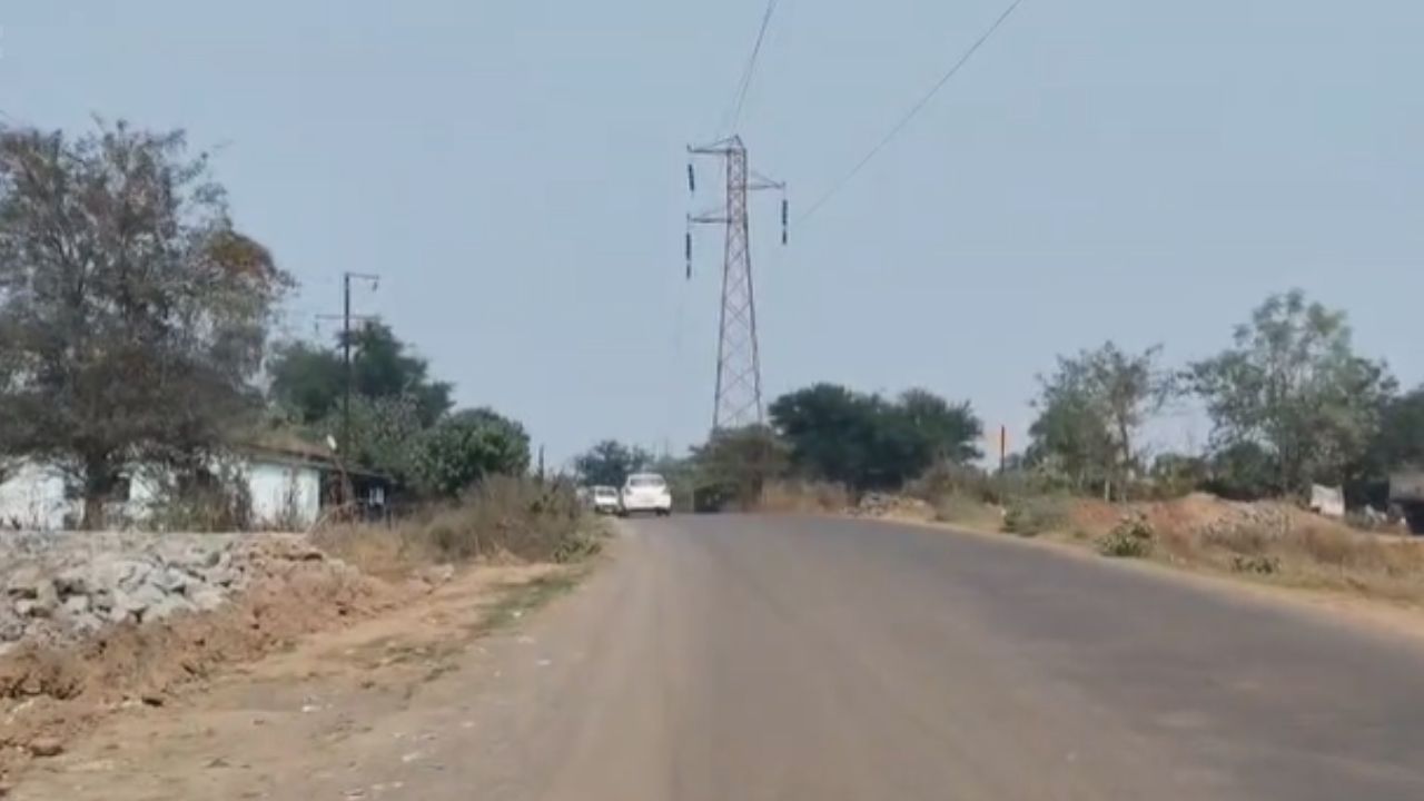 कर्जत कल्याण राज्यमार्ग रस्त्यावर वन विभागाने रस्ता अडवला ; वनजमीन मिळवण्यासाठी बांधकाम खात्याचा असहकार