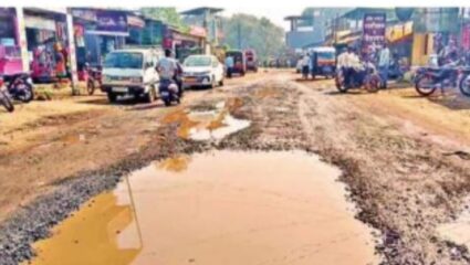 Kolhapur News : रहदारीच्या रस्त्याला गटाराचं स्वरुप; प्रशासनाच्या हलगर्जीपणामुळे गावकरी त्रस्त