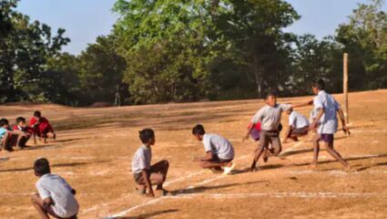 Kolhapur News : “खेळ आठवणीतले गावाकडचे”; विद्यार्थ्यांना मैदानी खेळांची ओळख व्हावी यासाठी महाविद्यालयाचा खास उपक्रम