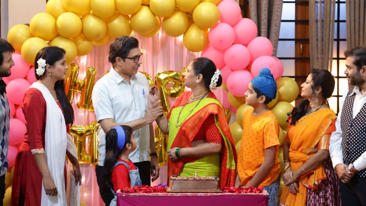 झी मराठीवरील लोकप्रिय मालिका 'लक्ष्मी निवास' मध्ये लक्ष्मीच्या ६० व्या वाढदिवसाचा खास भाग प्रेक्षकांना पाहायला मिळणार आहे. लक्ष्मीला वाटतं की घरात कुणालाही तिचा वाढदिवस लक्षात नाही. मात्र श्रीनिवास तिला खास सरप्राईज देणार आहे.