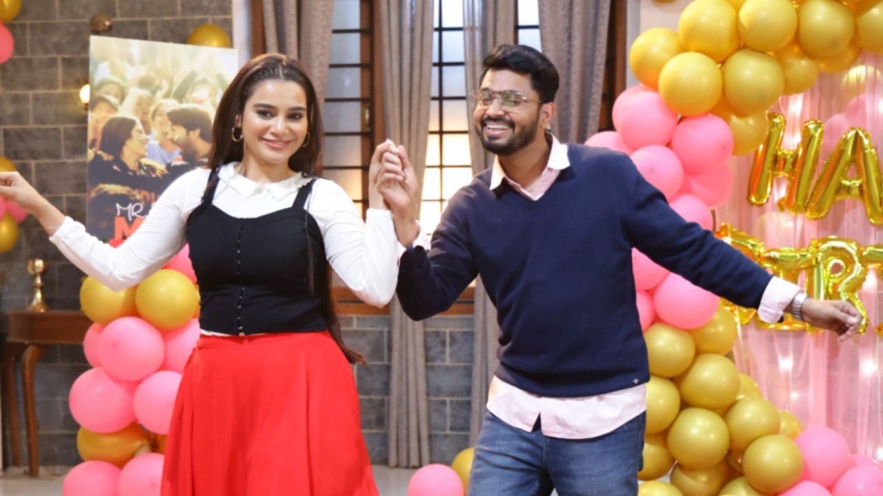 आणि त्यानंतर तिला जान्हवीची आठवण येते. तिला हे माहीत नाही की जान्हवी पार्टीत उपस्थित आहे. आनंदाच्या या क्षणांमध्ये अचानक पोलिस पार्टीत दाखल होतात आणि सगळ्यांनाच धक्का बसतो.