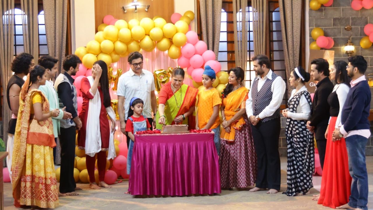 बॉलीवूड थीम मध्ये सजला ‘लक्ष्मीनिवास’ परिवार, लक्ष्मीचा ६० वा वाढदिवस केला साजरा