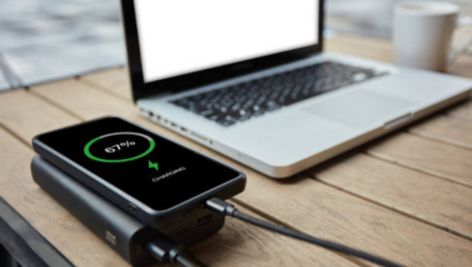 लॅपटॉपच्या Charger चे फोनचे चार्जिंग करणं योग्य आहे का? याचं उत्तर माहीत हवंच नाहीतर येईल पश्चात्तापाची वेळ