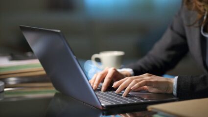 लॅपटॉपवर कव्हर लावणं योग्य की टेम्पर्ड ग्लास? एक चुकीचा निर्णय आणि तुम्हीही कराल पश्चाताप! जाणून घ्या फायदे आणि नुकसान