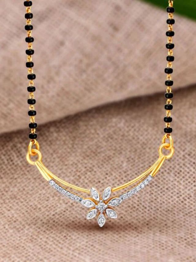 मंगळसूत्र हातात परिधान करणे योग्य की अयोग्य