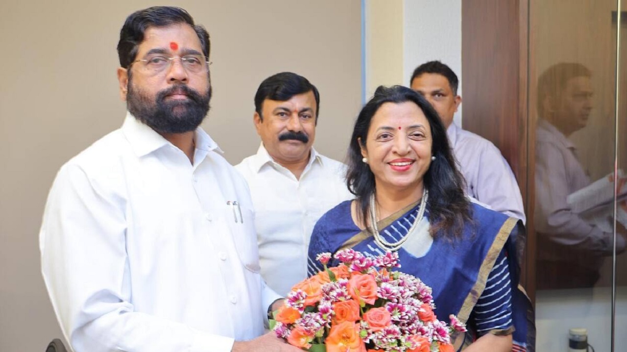 घरांचे प्रश्न मार्गी लावणारे ‘हाउसिंग मॅन’ राज्याला लाभले, मनीषा कायंदेंकडून एकनाथ शिंदें यांचे अभिनंदन