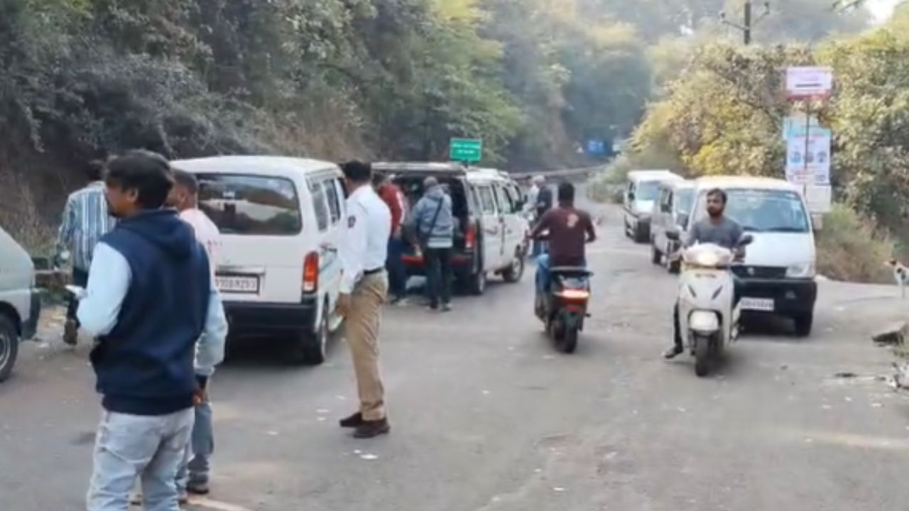 Matheran News : वाहतूक पोलिसांच्या नियोजनामुळे नेरळ माथेरान घाटरस्ता सुरळीत; सरत्या वर्षाला निरोप देण्यासाठी पर्यटकांची गर्दी