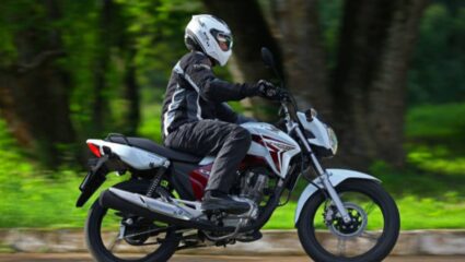 चालवून चालवून थकाल पण ‘या’ बाईक नाही थांबणार! फुल टाकीवर पार करेल 800 किमीचे अंतर, किंमत 1 लाखांपेक्षा कमी