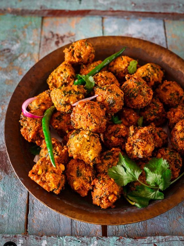 हिवाळ्यात बनवून खा कुरकुरीत मुगाच्या डाळीची भजी