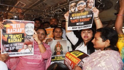मुंबई युवक काँग्रेसचे लोकल ट्रेनमध्ये जनजागृती आंदोलन; भाजपवर केले गंभीर आरोप