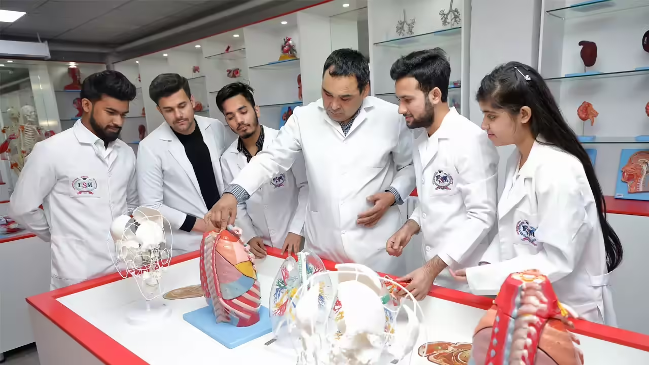 बॅचलर ऑफ होमिओपॅथिक मेडिसिन! यात करा करिअर, भविष्य होईल उज्वल