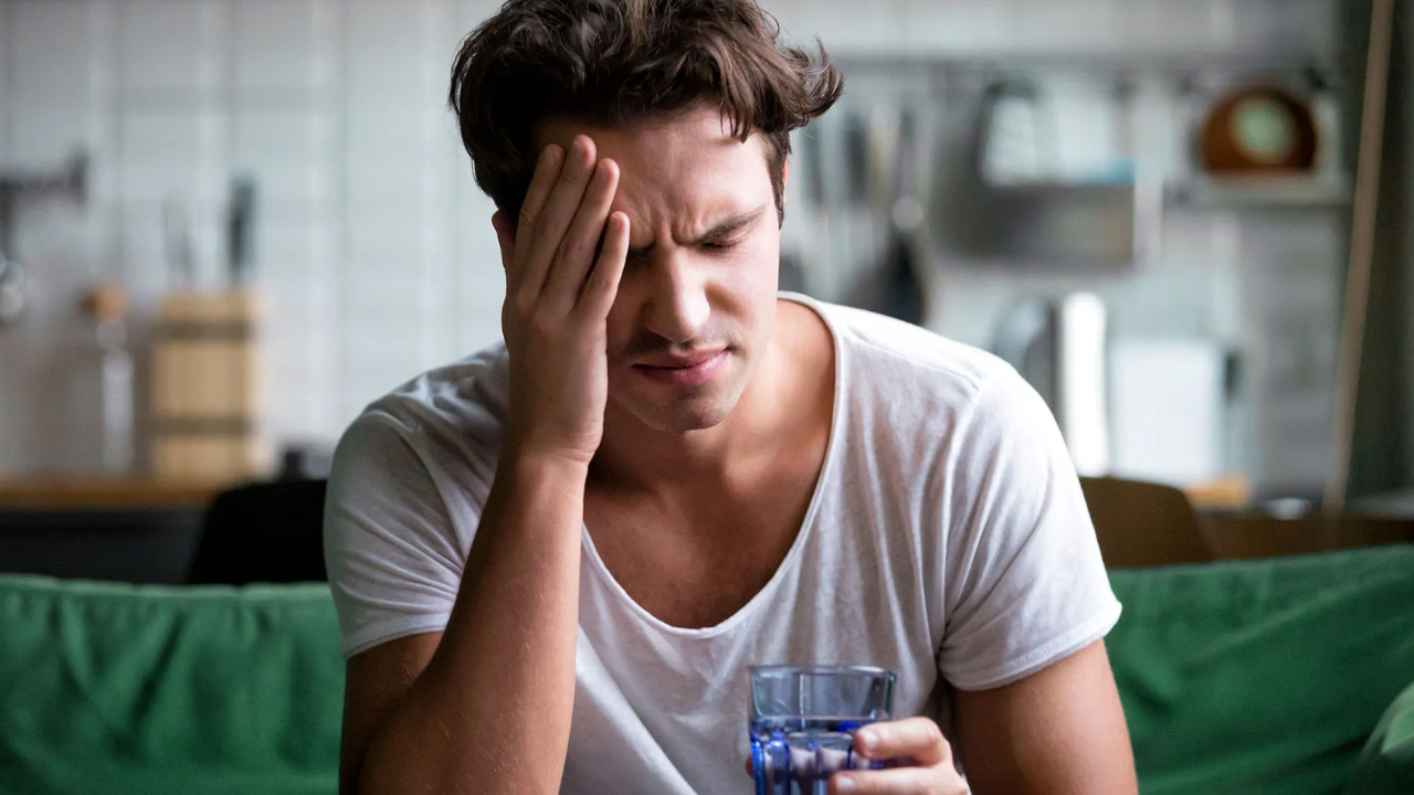 उतरली नाही तर लगेच उतरेल! ‘ही’ आहेत Hangover ची लक्षणे, वाचा टिप्स