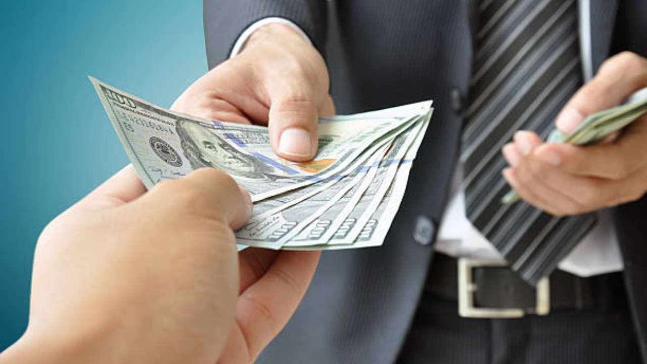 बॉसने दिली लालसा, भावाने सोडली २६ लाखांची नोकरी… शेवटी हातात आला पश्चाताप!