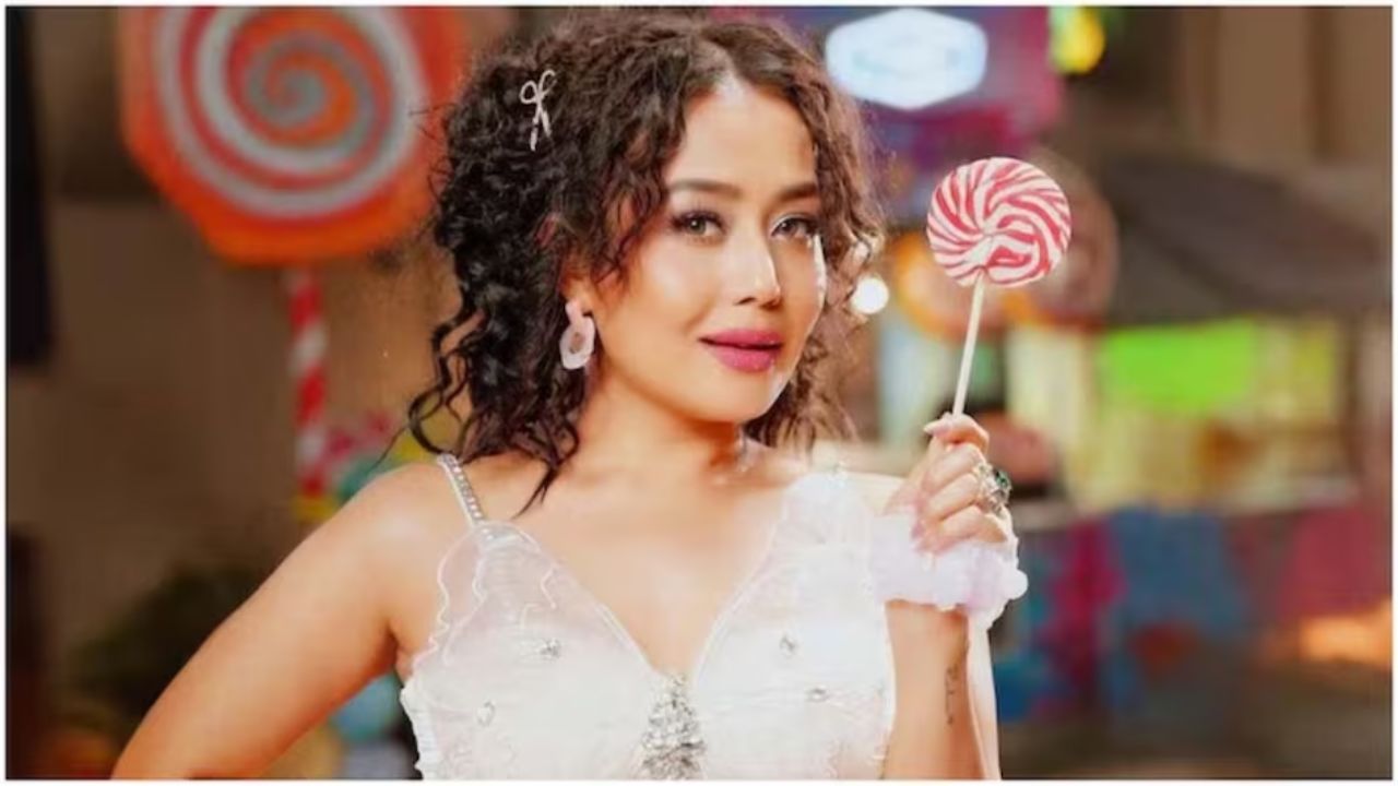 Neha Kakkar ने अश्लीलतेचा गाठला कळस, सोशल मीडियावर मीम्सचा पाऊस; म्हणतात ‘हिला आवरा आता कोणीतरी…’