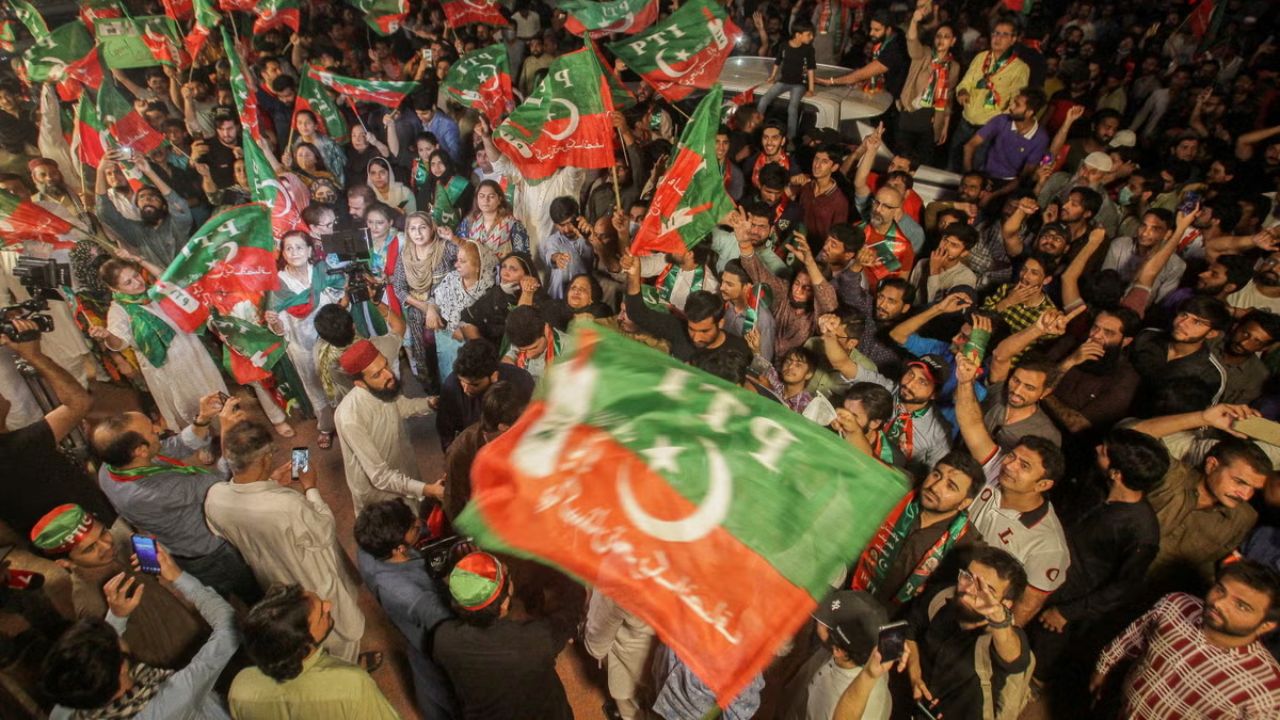 Pakistan Protest : पाकिस्तान पेटला! इम्रान खानच्या समर्थकांचा रावळपिंडीकडे मोर्चा; देशभरात अस्थिरतेचे वातावरण