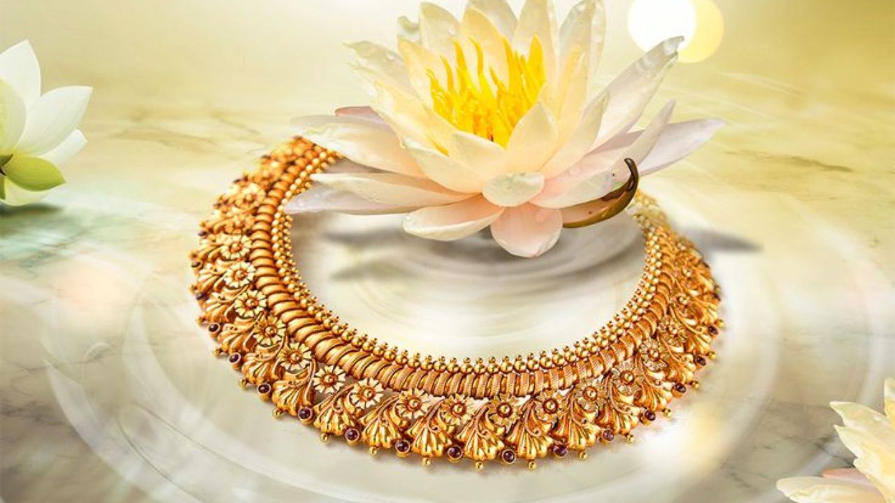 ड्यूश बँकेच्या अलिकडच्या अहवालात असेही भाकित केले आहे की २०२६ पर्यंत सोन्याचे भाव प्रति औंस ५,००० डॉलर्सपर्यंत पोहोचू शकतात. अहवालात तीन मुख्य कारणे नमूद केली आहेत: मध्यवर्ती बँकांकडून सोन्याची सतत खरेदी, जागतिक बाजारात पुरवठ्याची कमतरता आणि गुंतवणूकदारांचा सोन्यावरील विश्वास. हे सर्व घटक किंमतीत आणखी वाढ होण्यास हातभार लावतील.