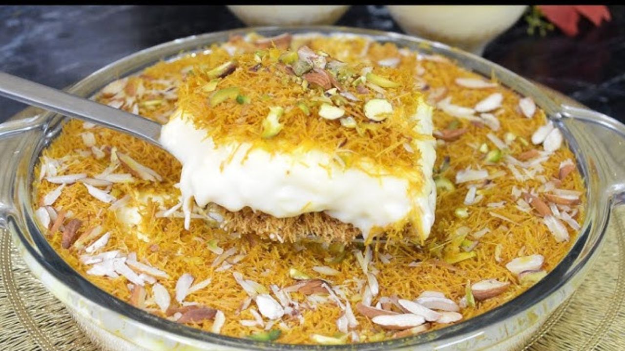 नवाबी सेवियान- या नवीन वर्षी, तुम्ही नवाबी सेवियान करु शकता. यासाठी शेवया तुपात भाजून घ्या.  एका भांड्यात दूध गरम करा. त्यात साखर, मिल्क पावडर आणि कस्टर्ड पावडर गुठळ्या होऊ न देता घट्ट होईपर्यंत शिजवा. एका सर्व्हिंग डिशमध्ये भाजलेल्या शेवयांचा पहिला थर लावा. त्यावर तयार केलेले  कस्टर्डचे मिश्रण पसरवा. वरून ड्रायफ्रुट्सचे बारीक तुकडे घाला आणि खाण्यासाठी सर्व्ह करा. 
