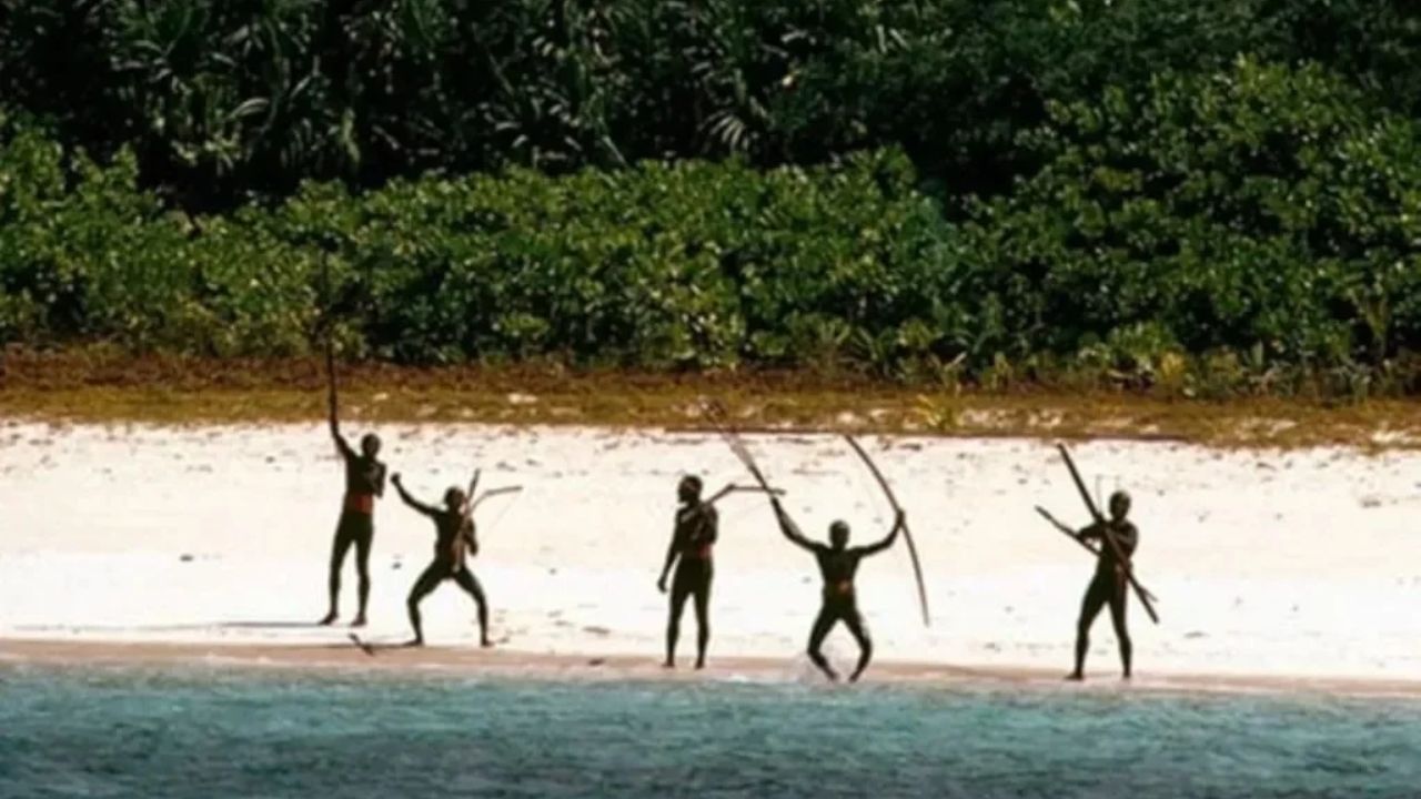 जेव्हाही बाहेरील जगातील लोक त्यांच्याशी संपर्क साधण्याचा प्रयत्न करतात ते धनुष्यबाणांच्या मदतीने त्यांच्यावर हल्ला करतात. हे लोक अधिकतर माशांची शिकार करून त्यावर उदरनिर्वाह करतात. 
