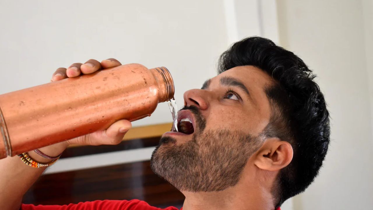 तांब्याच्या बाटलीत कोमट किंवा खोलिच्या तापमानातील पाणी ठेवावे. यात गरम पाणी पिणे टाळावे, कारण खूप गरम पाणी तांब्यासोबत प्रतिक्रिया करते ज्यामुळे तांब्याचे कण पाण्यात विरघळू लागतात.