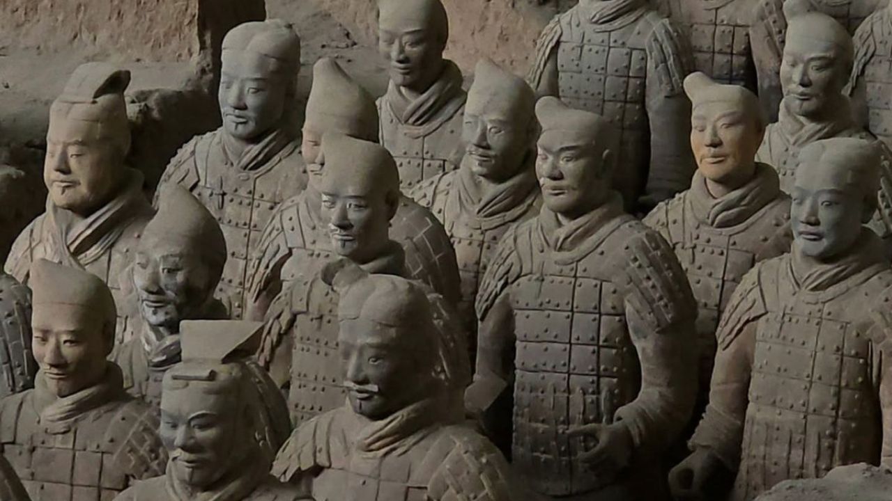 टेराकोटा आर्मी मास्टर चेंबर - चीनचा पहिला सम्राट किन शी हुआंग याच्या मृत्यूनंतर दुसऱ्या जगात त्याचे संरक्षण करण्यासाठी हजारो सैनिकांची, घोड्यांची आणि रथांची आर्मी तयार करण्यात आली जिला टेराकोटा आर्मी म्हटले जाते. टेराकोटा आर्मीभोवती एक मुख्य दरवाजा आहे जो बंद आहे. 
