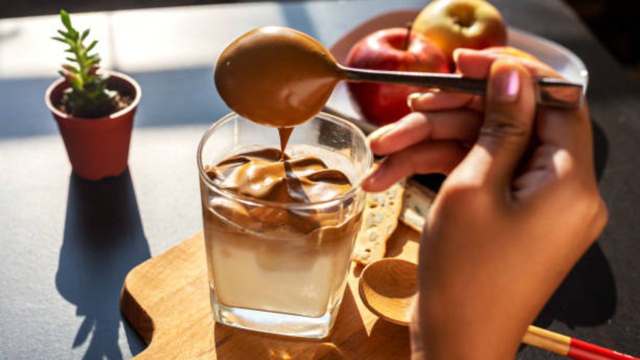 कॉफीची चव वाढवण्यासाठी तुम्ही त्यात चिमूटभर कोको पावडर, दालचिनी पावडर, व्हॅनिला एसेन्स देखील घालू शकता.