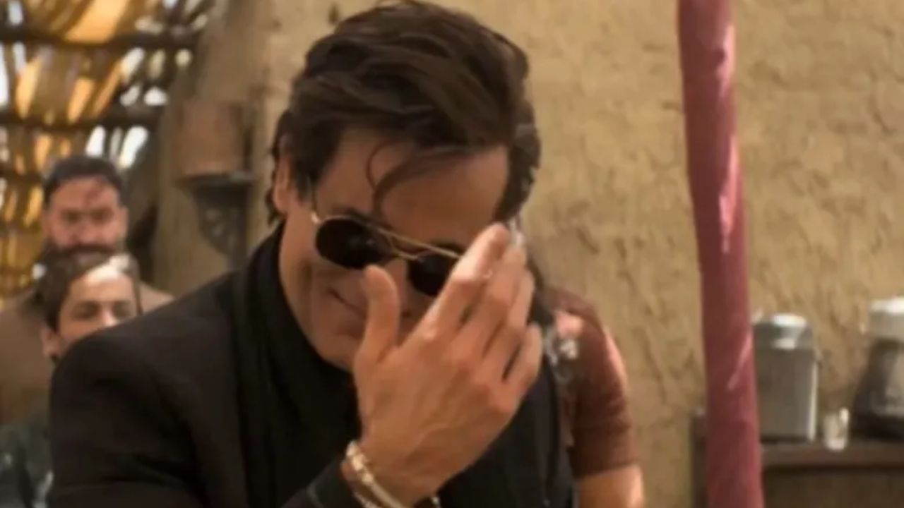 गाण्याचे बोल अनेकांना ठाऊक नसले तरी प्रत्येकजण याला गाण्याचा प्रयत्न करत आहे. तर चला या गाण्याच्या ओळी आणि याचा अर्थ जाणून घेऊया. 
