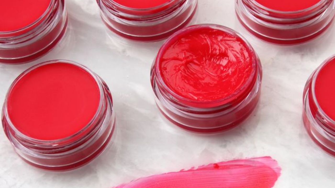 घरी तयार केलेले हे ब्लश तुम्ही एका लहान हवाबंद डब्यात साठवू शकता. हे ब्लश गालांसह ओठांवरही वापरता येईल. 
