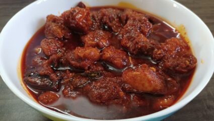 31 डिसेंबरसाठी खास रेसिपी! चिकनचं लोणचं कधी तुम्ही खाल्लं आहे का? दक्षिण भारतातील हा झणझणीत पदार्थ एकदा चाखाच