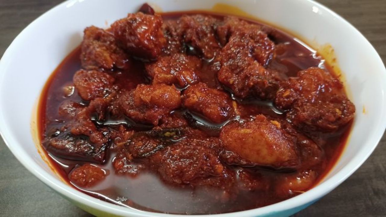 31 डिसेंबरसाठी खास रेसिपी! चिकनचं लोणचं कधी तुम्ही खाल्लं आहे का? दक्षिण भारतातील हा झणझणीत पदार्थ एकदा चाखाच