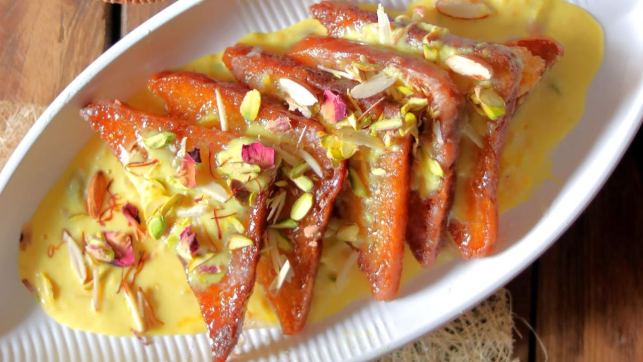 शाही तुकडा - शाही तुकडा ही एक साधी पण चविष्ट मिष्टान्न आहे. ब्रेडच्या कडा कापून घ्या, त्याचे त्रिकोणी तुकडे करा आणि ते तेल किंवा तुपात कुरकुरीत होईपर्यंत तळा. दूध गरम करा, कस्टर्ड पावडर घाला आणि घट्ट होईपर्यंत शिजवा. नंतर, वेलची आणि कुस्करलेले काजू घाला. सर्व ब्रेडचे तुकडे एका प्लेटमध्ये क्रमाने लावा, त्यावर तयार दूध ओता आणि वाळलेल्या गुलाबाच्या पाकळ्यांनी सजवा. 
