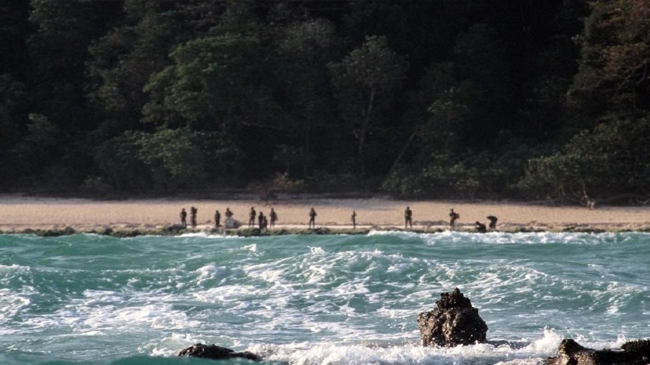 शहरापासून दूर हे ठिकाण बाहेरील जगापासून एकदम वेगळे आहे. इथली जमत बेटावर बाहेरील कोणत्याही व्यक्तीला प्रवेश करू देत नाही. 
