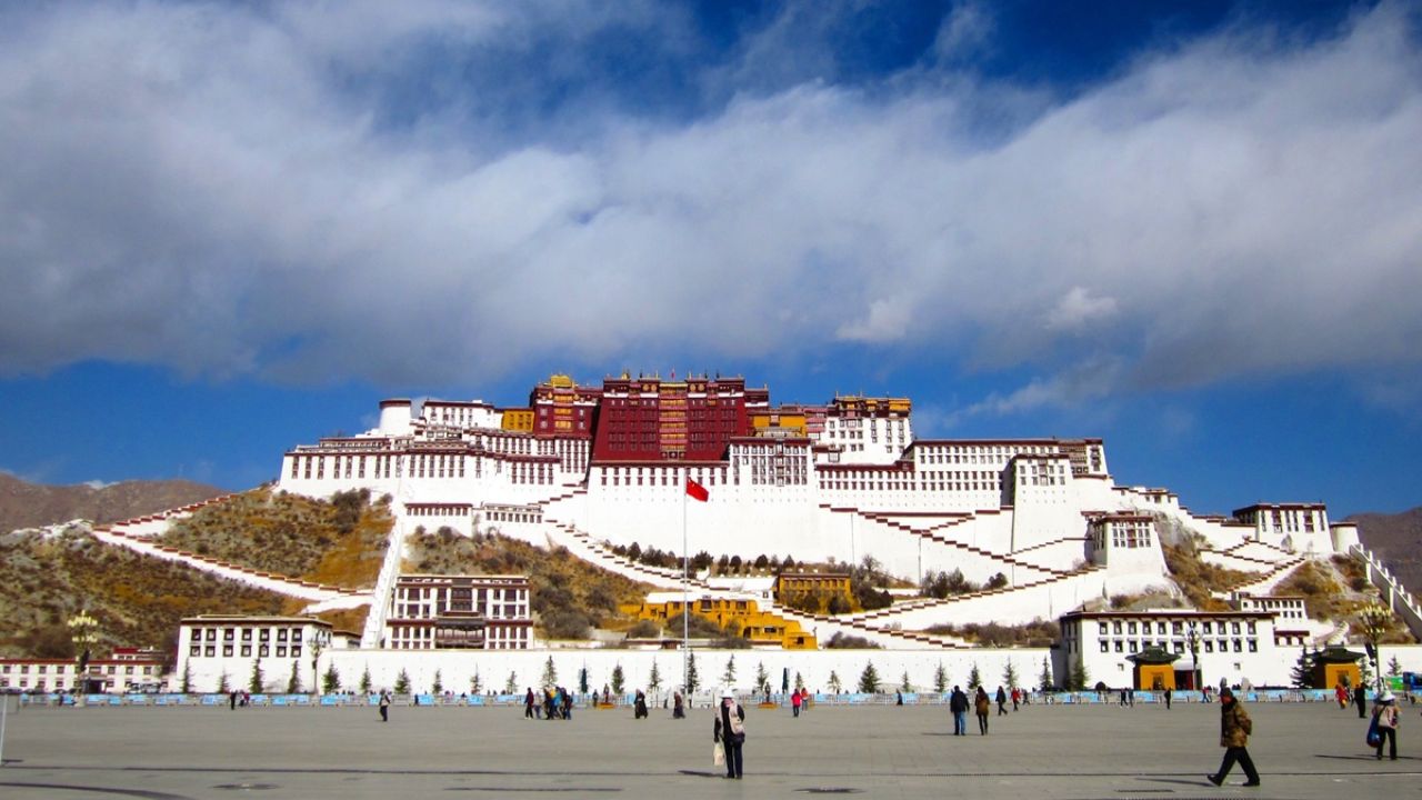 पोटाला पॅलेसचा सीक्रेट डोर – तिबेटच्या पोटाला पॅलेसच्या आत एक दरवाजा आहे जिथे फक्त वरिष्ठ भिक्षूंनाच जाण्यास परवानगी आहे. हा दरवाजा प्राचीन ग्रंथ, ऊर्जा केंद्रे आणि आध्यात्मिक रहस्यांकडे नेत असल्याचे म्हटले जाते. 
