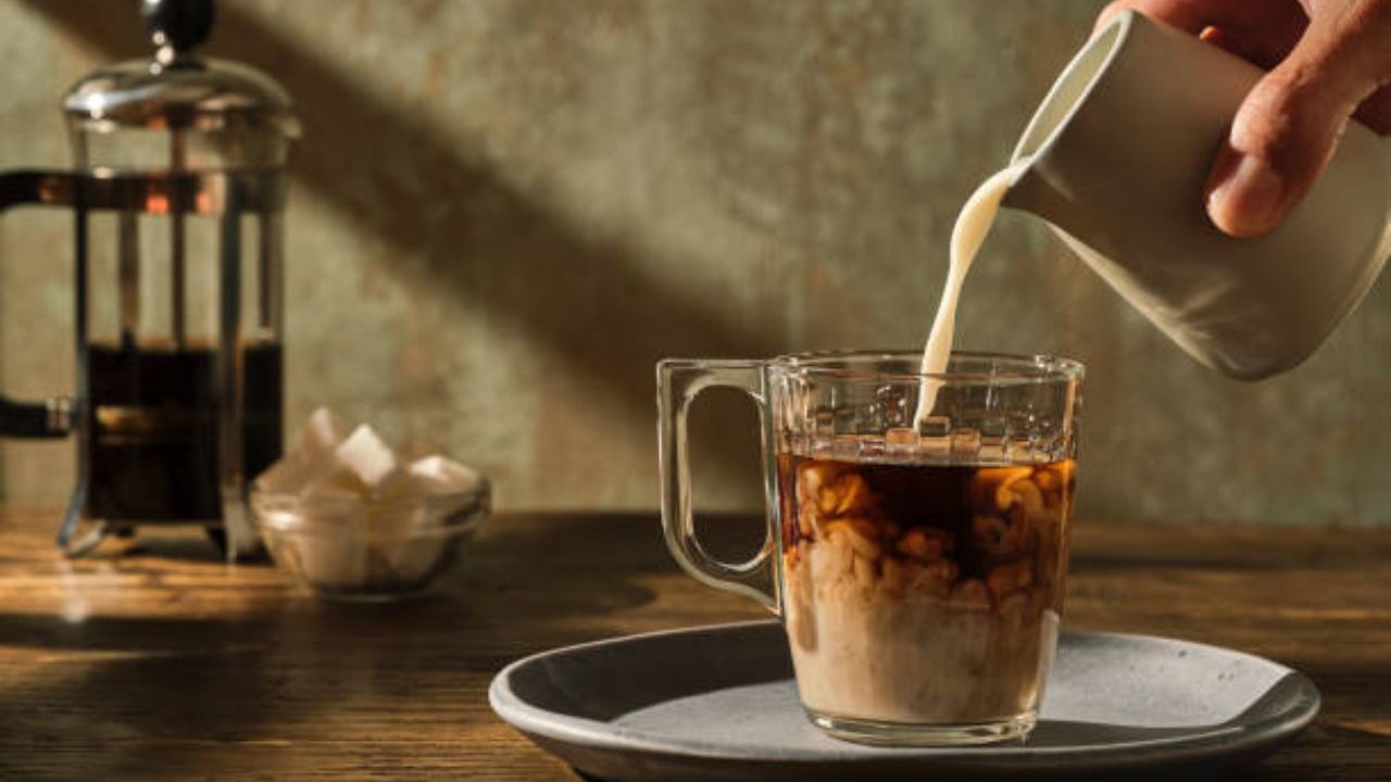 दूध आणि कॉफीचे प्रमाण ८० (दूध) + २० (कॉफी) असे ठेवा, यामुळे काॅफीला एक परिपूर्ण चव मिळते.