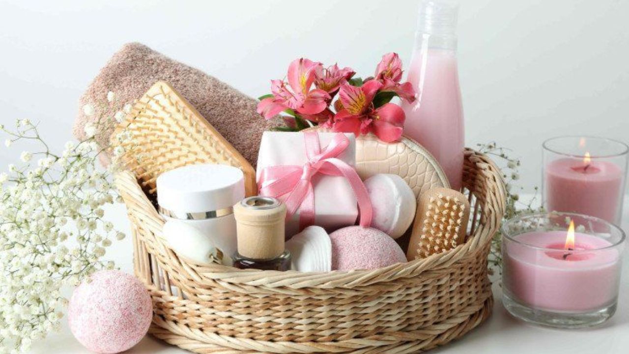 ब्युटी अँड सेल्फ-केअर - मुलीच काय तर आजकाल मुलंही सेफ्ट केअरकडे विशेष लक्ष देऊ लागले आहेत. अशावेळी स्किनकेअर मिनी किट्स, परफ्यूम सेट्स, बॉडी स्पा हॅम्पर्स, हेअर केअर सेट्स, ऑरगॅनिक लिप बाम पॅक या गोष्टी परफेक्ट ठरतील.