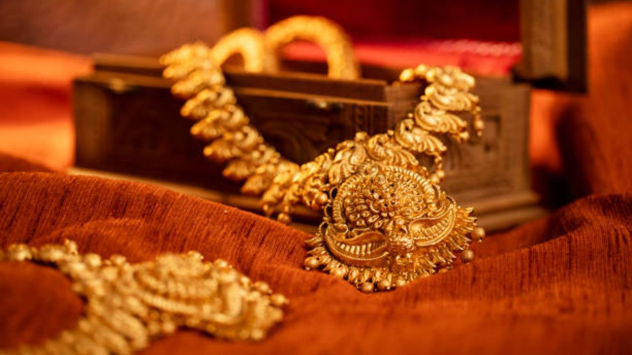 आंतरराष्ट्रीय बाजारातही सोन्याच्या किमती झपाट्याने वाढताना दिसून आल्या आहेत. दरम्यान सोन्याच्या किमतीबाबत बाबा वेंगा यांनी केलेले भाकीत आता लक्षवेधी ठरत आहे. यानुसार, २०२६ मध्ये एक मोठे आर्थिक संकट येऊ शकते. या संकटादरम्यान बँकिंग व्यवस्थेचे मोठे नुकसान होण्याची शक्यता आहे.