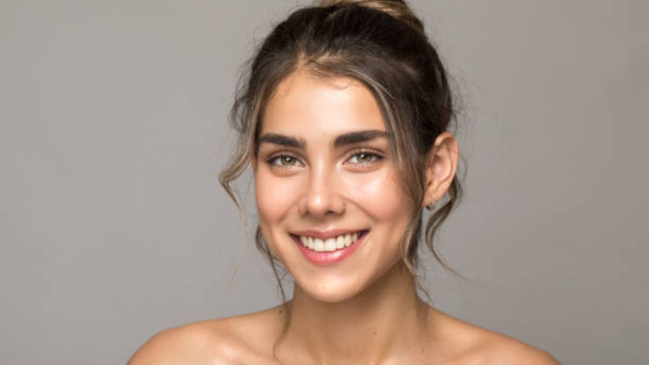 हिवाळ्यात अनेकदा त्वचेची चमक कमी होते. बदाम आणि क्रीमचा हा फेस पॅक चमकदार त्वचा मिळविण्यासाठी वापरला जाऊ शकतो. या फेसपॅक चेहऱ्यावरील मृत पेशी काढून टाकण्यास मदत करेल.