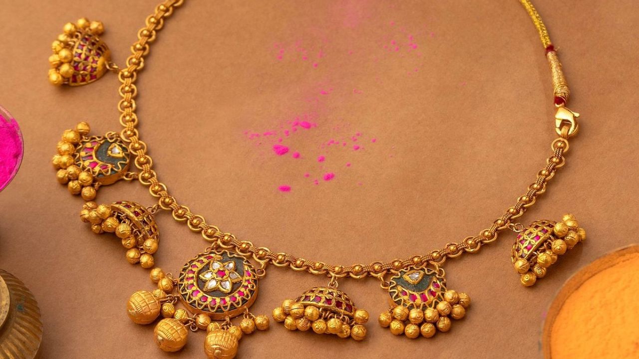 भारतात सध्याच्या सोन्याच्या किमतीविषयी बोलणे केले तर १० ग्रॅम सोन्याची किंमत १,३०,००० रुपयांच्या आसपास आहे. गेल्या काही आठवड्यांत, किमती प्रति १० ग्रॅम १२३,००० रुपयांवरून १,३०,००० रुपयांपर्यंत वाढल्या आहेत. या सतत वाढणाऱ्या किमती सामान्य लोकांच्या बजेटवर दबाव आणत आहेत, तर गुंतवणूकदारांसाठी संधी निर्माण करत आहेत.