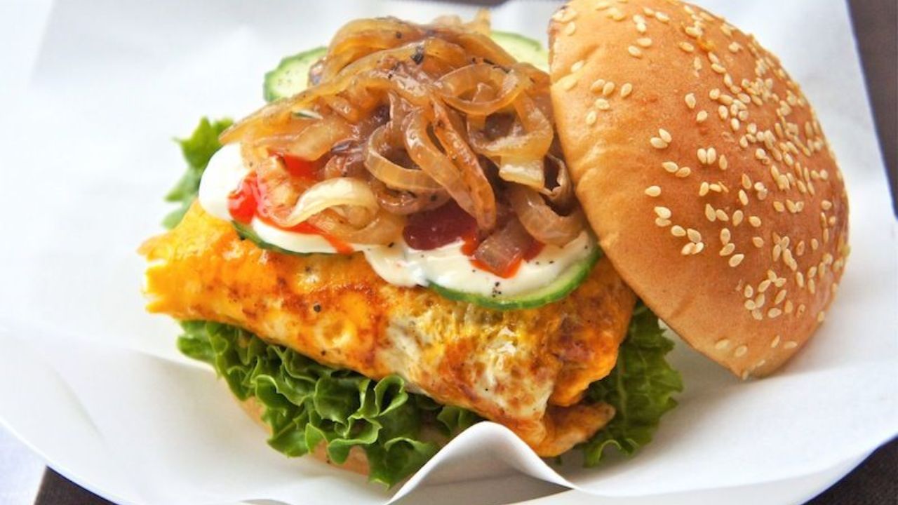 साधा, सोपा पण चवीला मजेदार असा स्ट्रीट स्टाईल ‘अंडा बर्गर’, हलक्या भुकेला शमवण्यासाठी परफेक्ट पर्याय